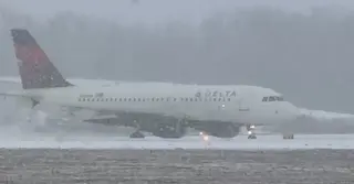 তীব্র তুষারপাতে দুর্ভোগে যুক্তরাষ্ট্রবাসী, দুই হাজারের বেশি ফ্লাইট বাতিল